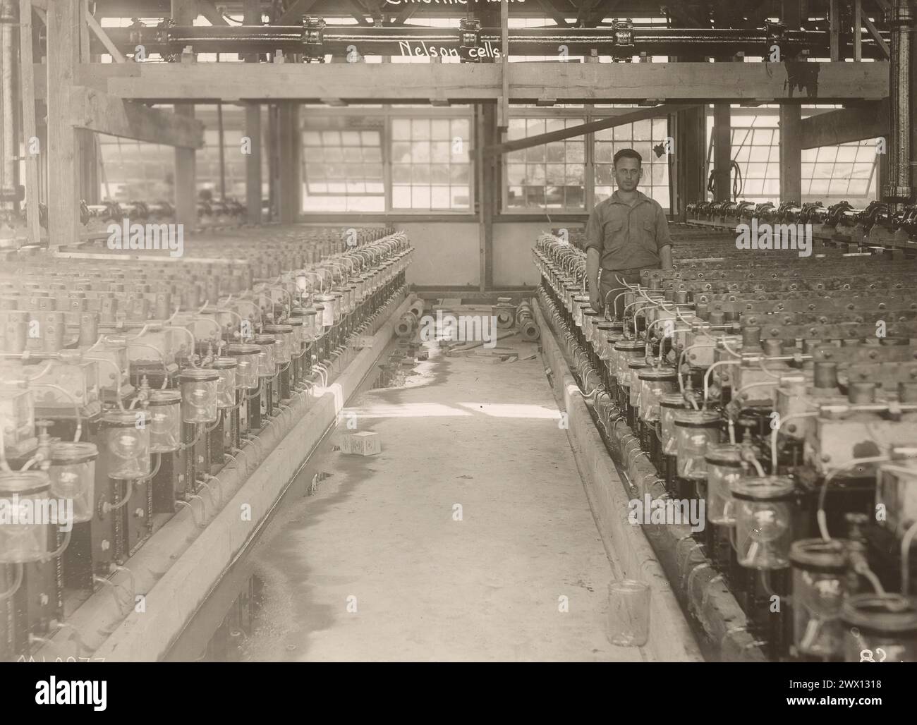 Chemical Warfare Service, Edgewood Arsenal, MD. Ein Mann, der in einer Chlorfabrik arbeitet. 1918 Stockfoto