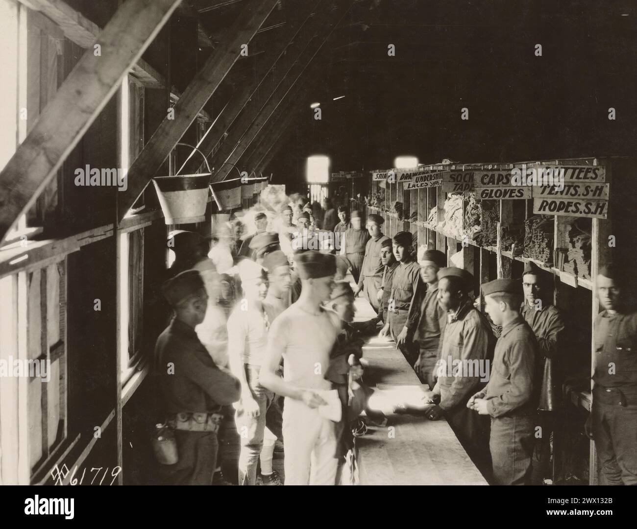 Kleidung wird an Soldaten ausgegeben, die für die Vereinigten Staaten bestimmt sind. 1918-1920 Stockfoto