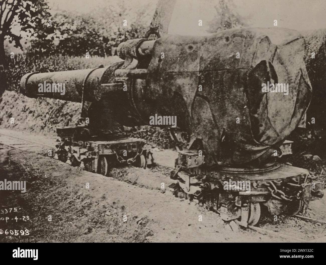 Fotos des Ersten Weltkriegs: Schwere Artilleriegewehr auf einer Schmalspurbahn ca. 1914-1919 Stockfoto