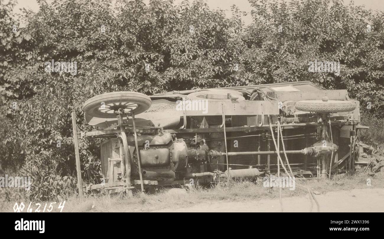 Ein G.M.C. Krankenwagen stürzte in einem Graben östlich von Chicago Heights, IL CA. 1919 Stockfoto