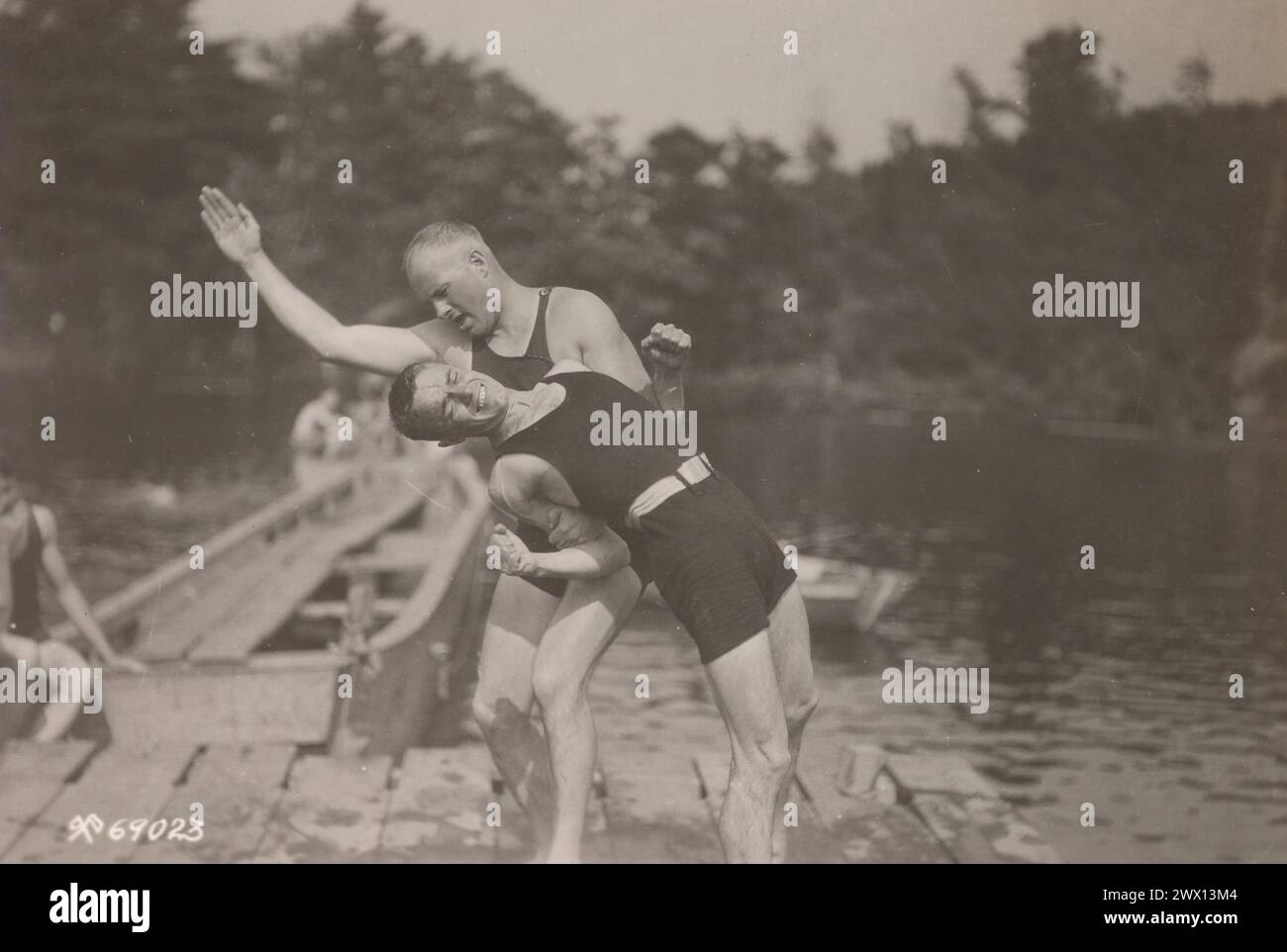CAMP DEVENS, AYER, MESSE, Infanterielager für R.O.T.C. demonstrieren, wie man den ertrinkenden Mann unter Kontrolle bekommt. 1920 Stockfoto