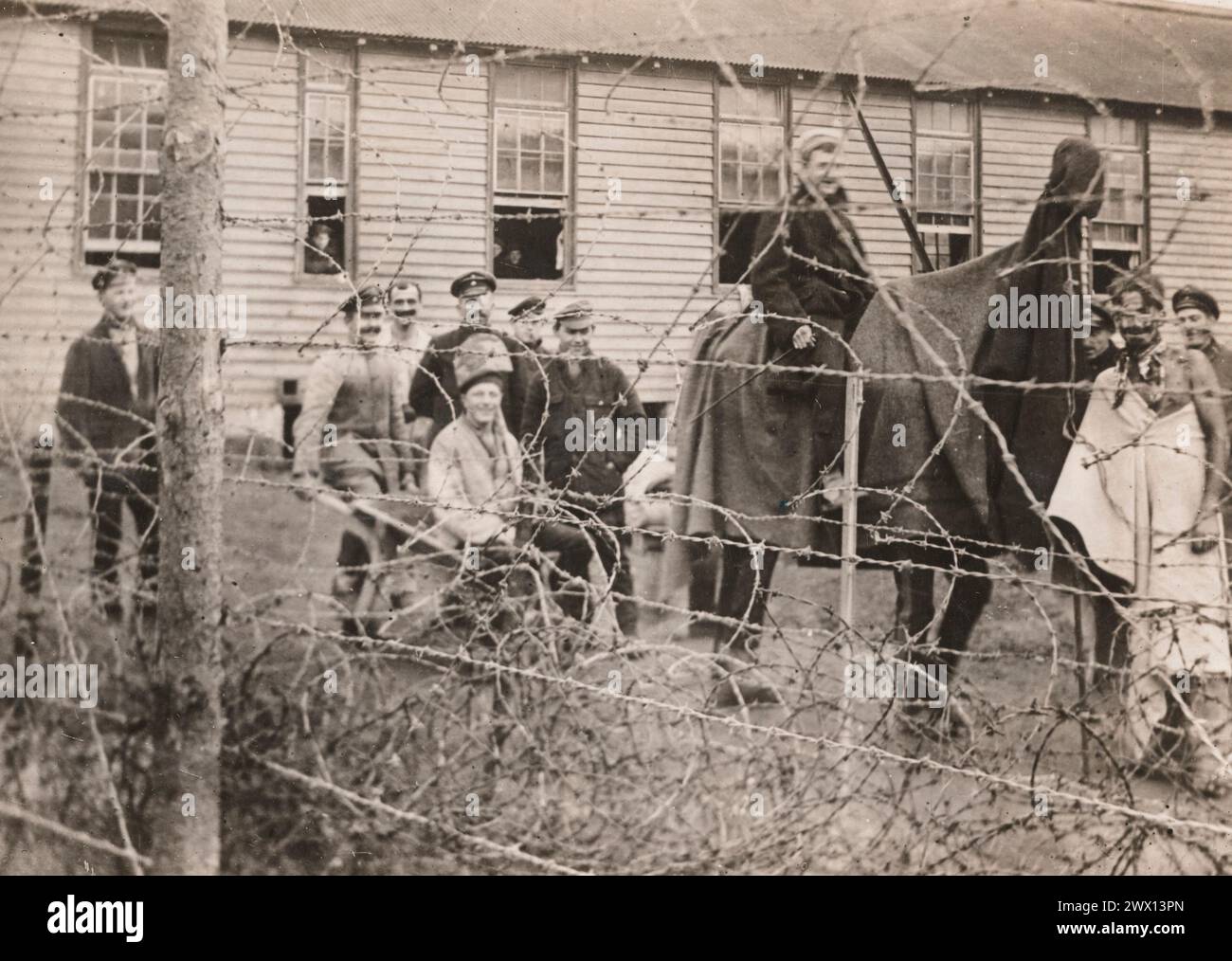 Waffenstillstandsnachrichten in Gefangenenlagern. Die deutschen Kriegsgefangenen in einem englischen Gefangenenlager erhalten die Nachricht über den Waffenstillstand mit Glee CA. 1918 Stockfoto