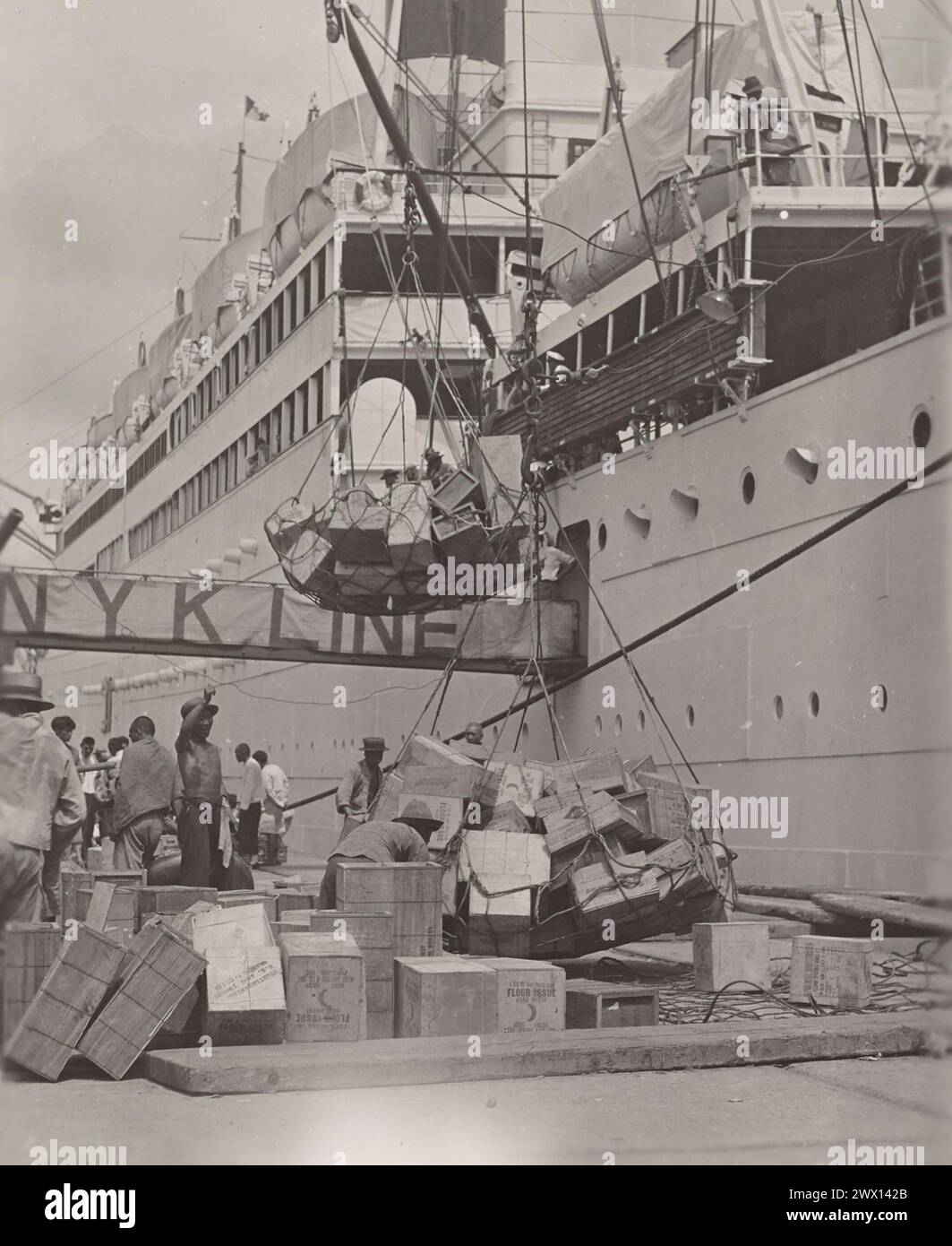 Shanghai, China. Verladung des US-Army-Transports „Republic“ an den N.Y.K. Docks ca. Wahrscheinlich 1931-1932 Stockfoto