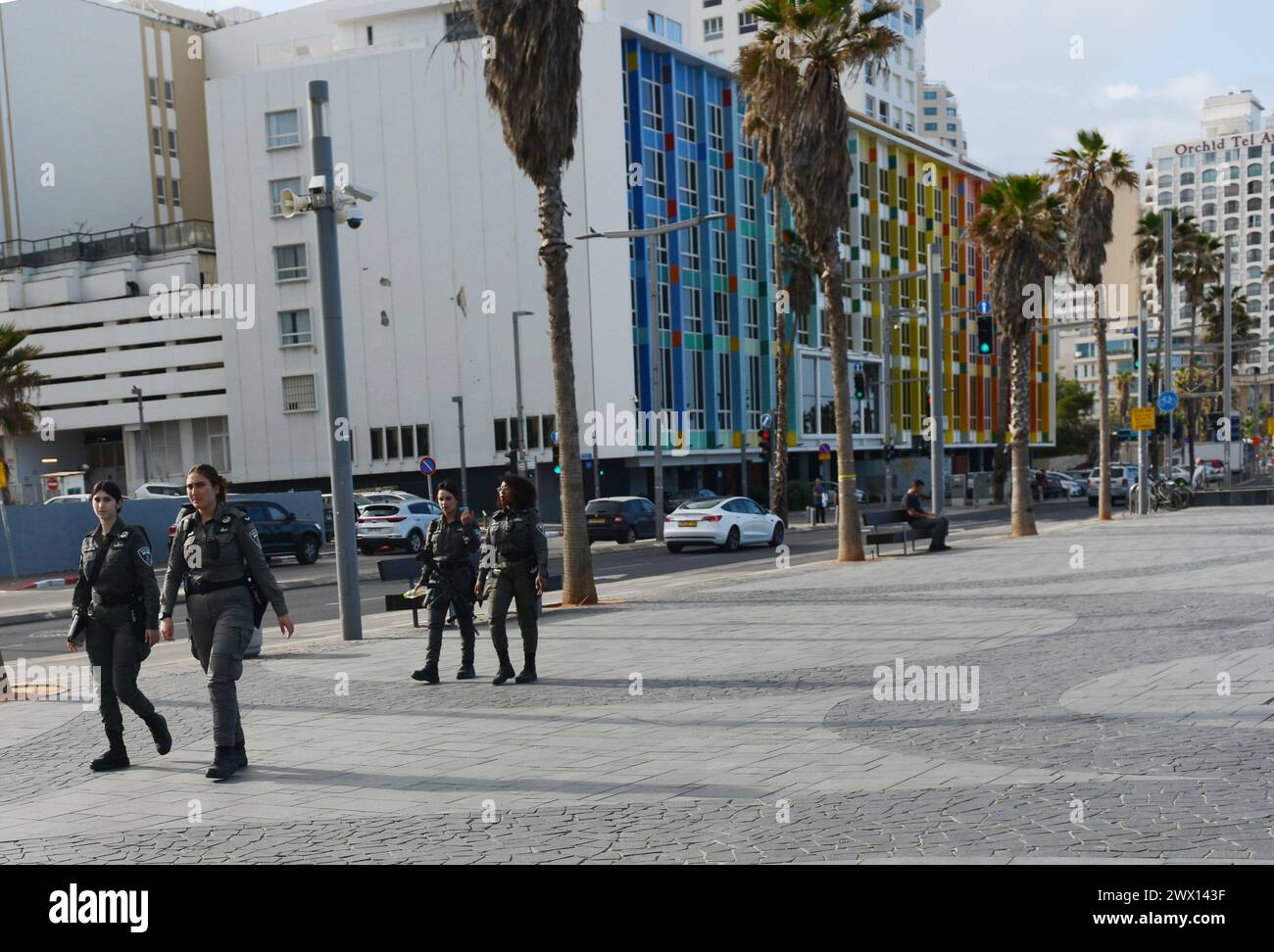 Grenzpolizisten patrouillieren an der Promenade in Tel-Aviv, Israel. Stockfoto