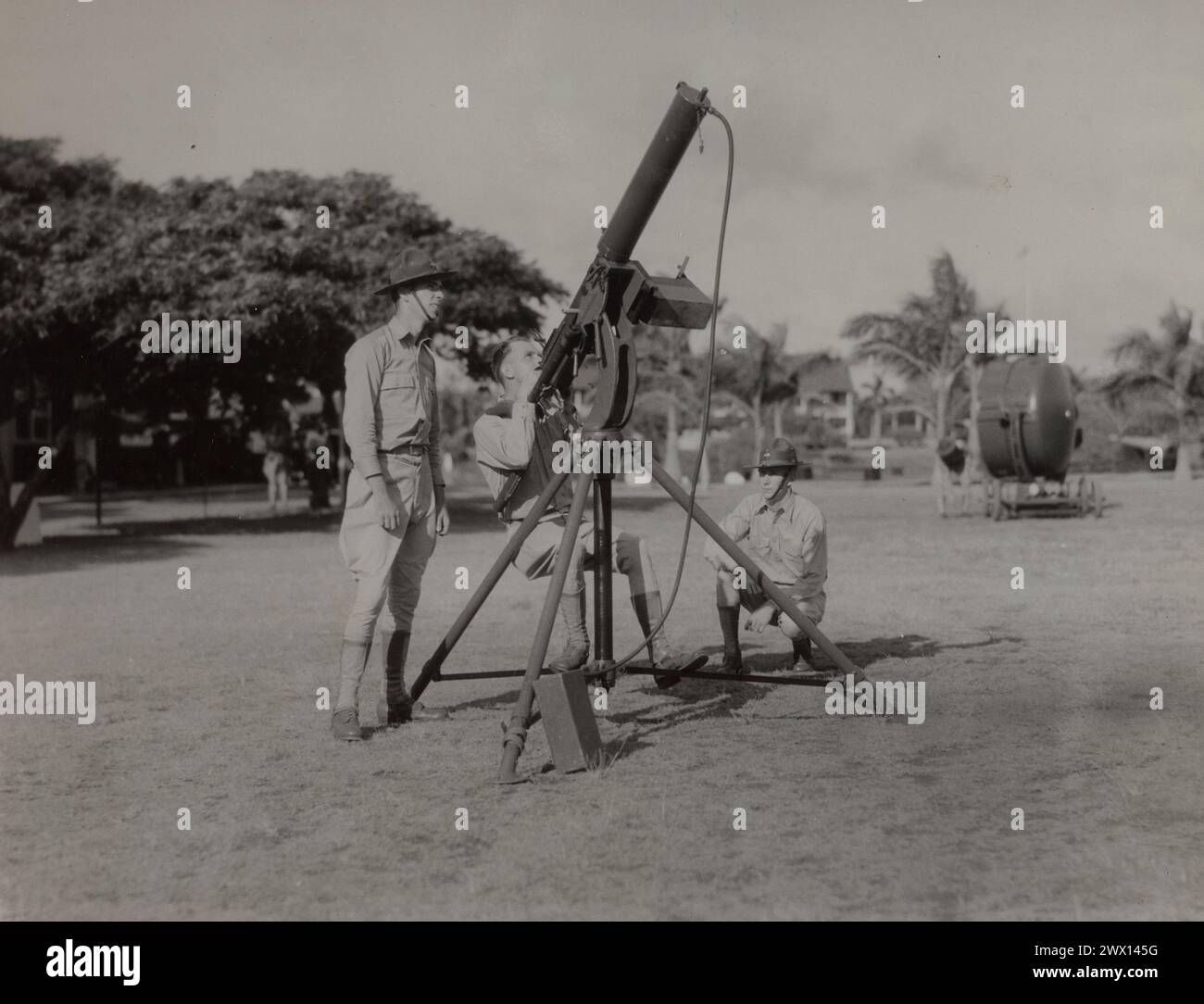 Maschinengewehr Kaliber .50, besetzt von Mitgliedern der F Battery, 64th CA (AA) ca. 1932 Stockfoto