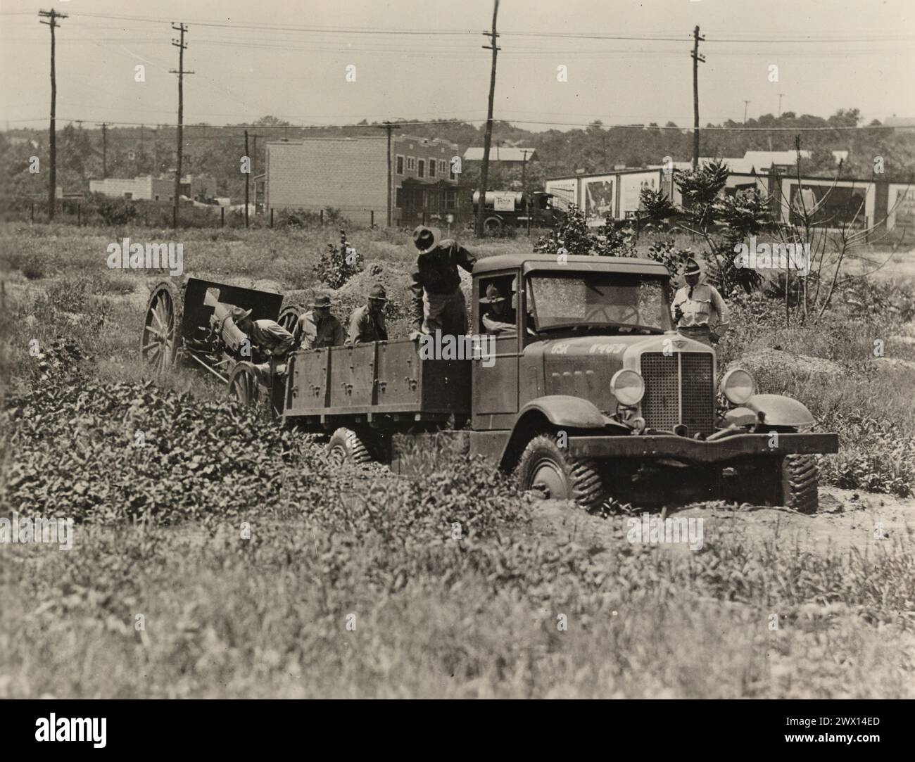 1/2 t, Allrad, Allradantrieb, qm. C. konstruiertes und gebautes Fahrzeug, das in gefährlichem Gelände mit einer 155-mm-Haubitze ca. Wahrscheinlich 1925-1935 Stockfoto