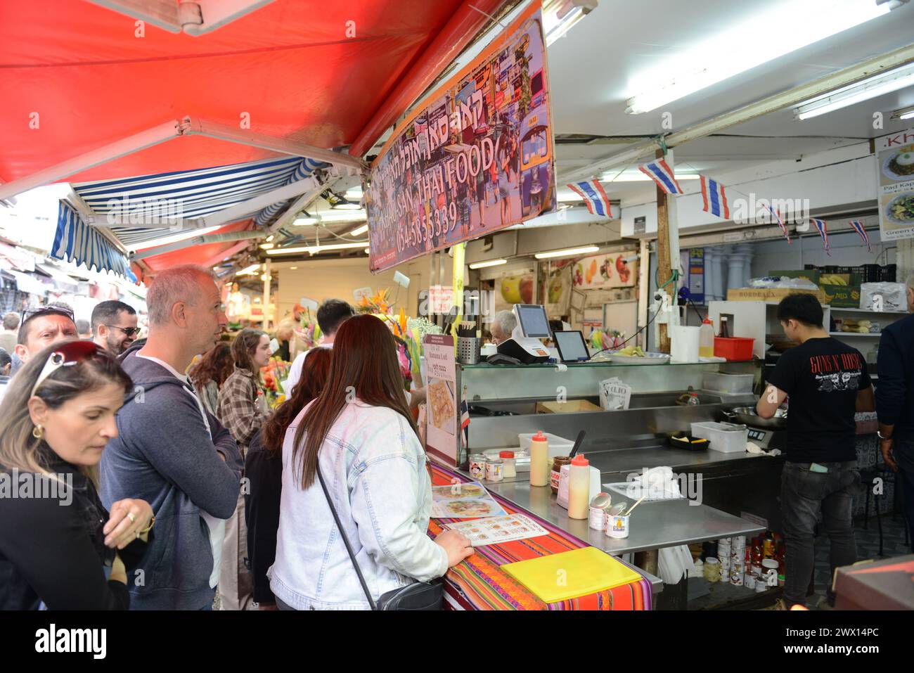 Khao-San Thai Street Food Händler am Carmel Market, Tel-Aviv, Israel. Stockfoto