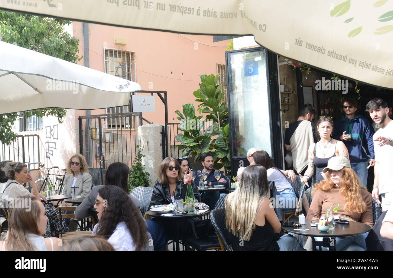 Das lebhafte Caffe Bakerem in Nachalat Binyamin, Tel-Aviv, Israel. Stockfoto