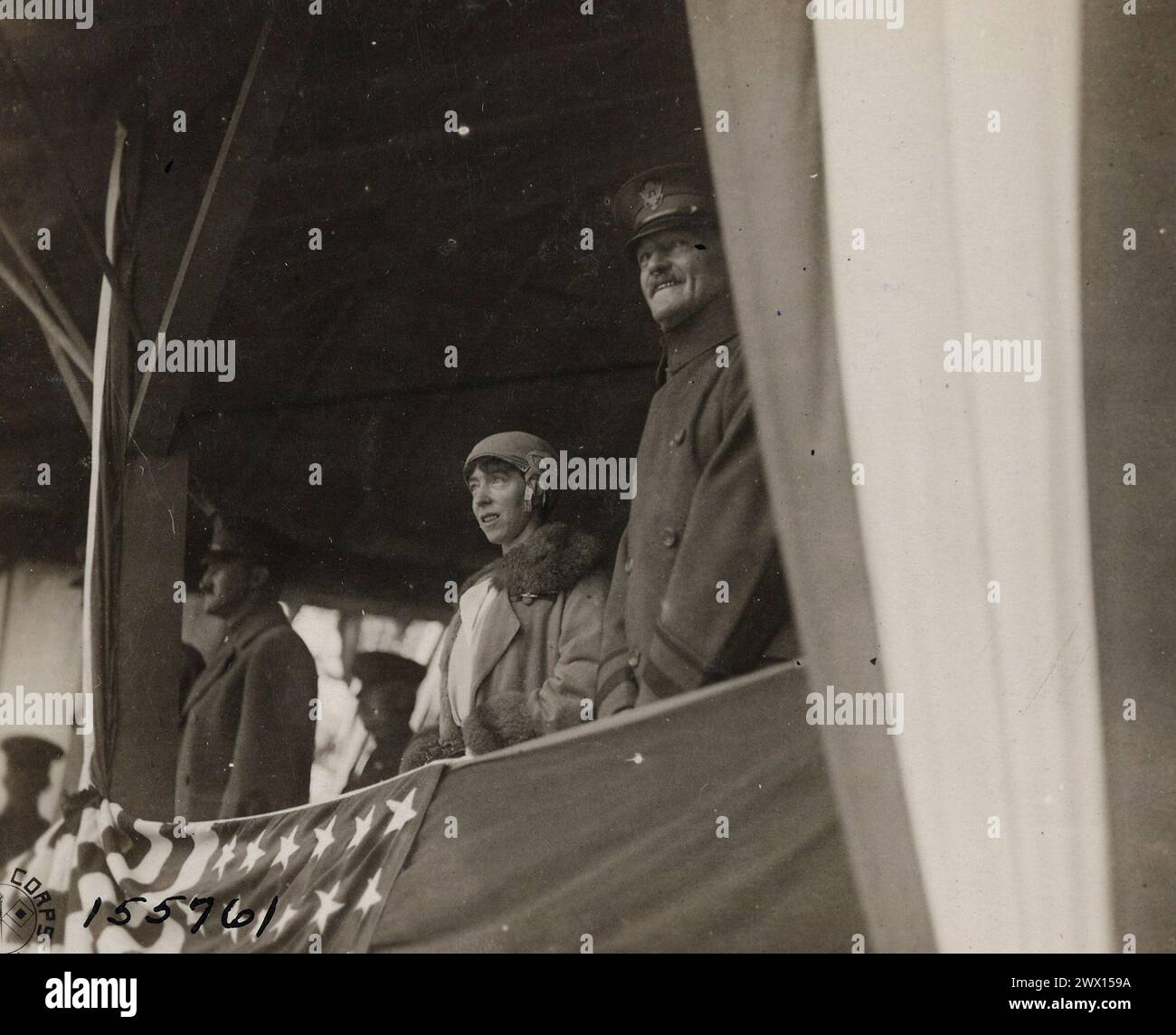 KÖNIGIN VON BELGIEN UND GENERAL John J. Pershing auf dem Grandstand, um die Truppen des Hauptquartiers zu überprüfen. Chaumont, Haute Marne, Frankreich CA. März 1919 Stockfoto