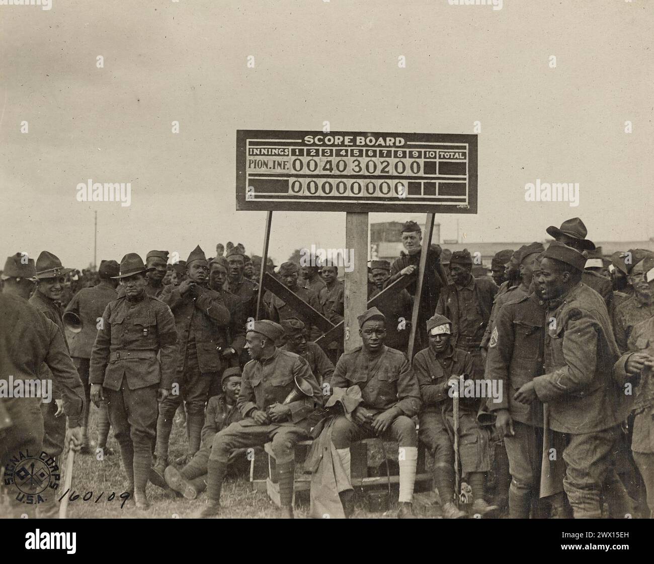US-Soldaten vor einer Anzeigetafel nach einem Baseballspiel zwischen dem weißen Meister und dem schwarzen Meister in Savenay, Loire Inferieure, Frankreich CA. 1919 Stockfoto
