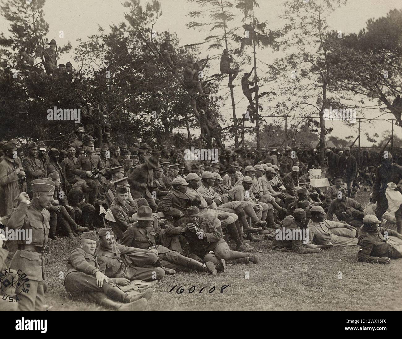 Crowd beobachtet das Baseballspiel der Liga, ein Team aus afroamerikanischen Soldaten im Vordergrund; Savenay, Loire Inferieure, Frankreich, CA. 1919 Stockfoto