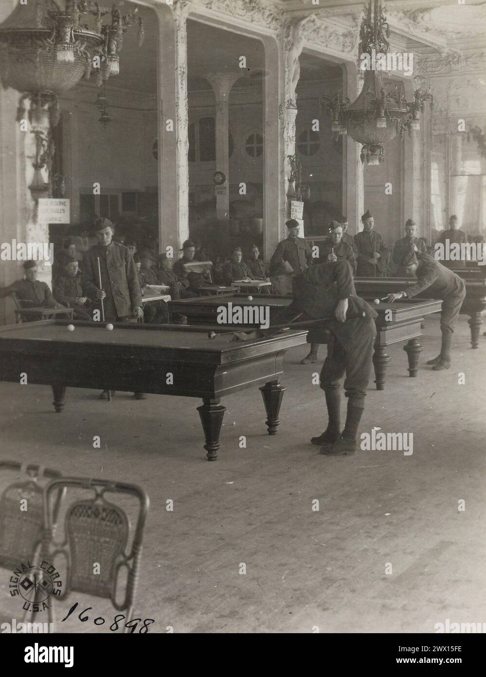 Billard SPIELEN im Casino, einst ein großer Spielplatz vor dem Krieg, heute von der YM.C.A. genutzt, um Soldaten zu unterhalten. Bereich Verlassen. Nizza, Alpes Maritimes, Frankreich CA. 1919 Stockfoto