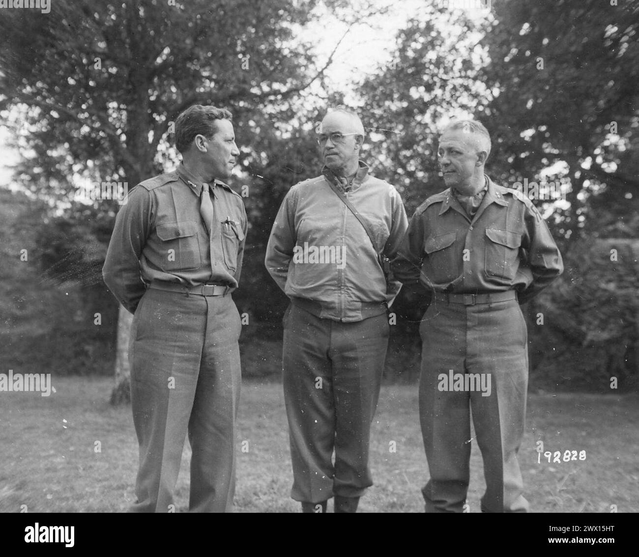 Foto von Generalleutnant Omar Bradley, Major General Quesada und Major General William B. Kean CA. August 1944 Stockfoto