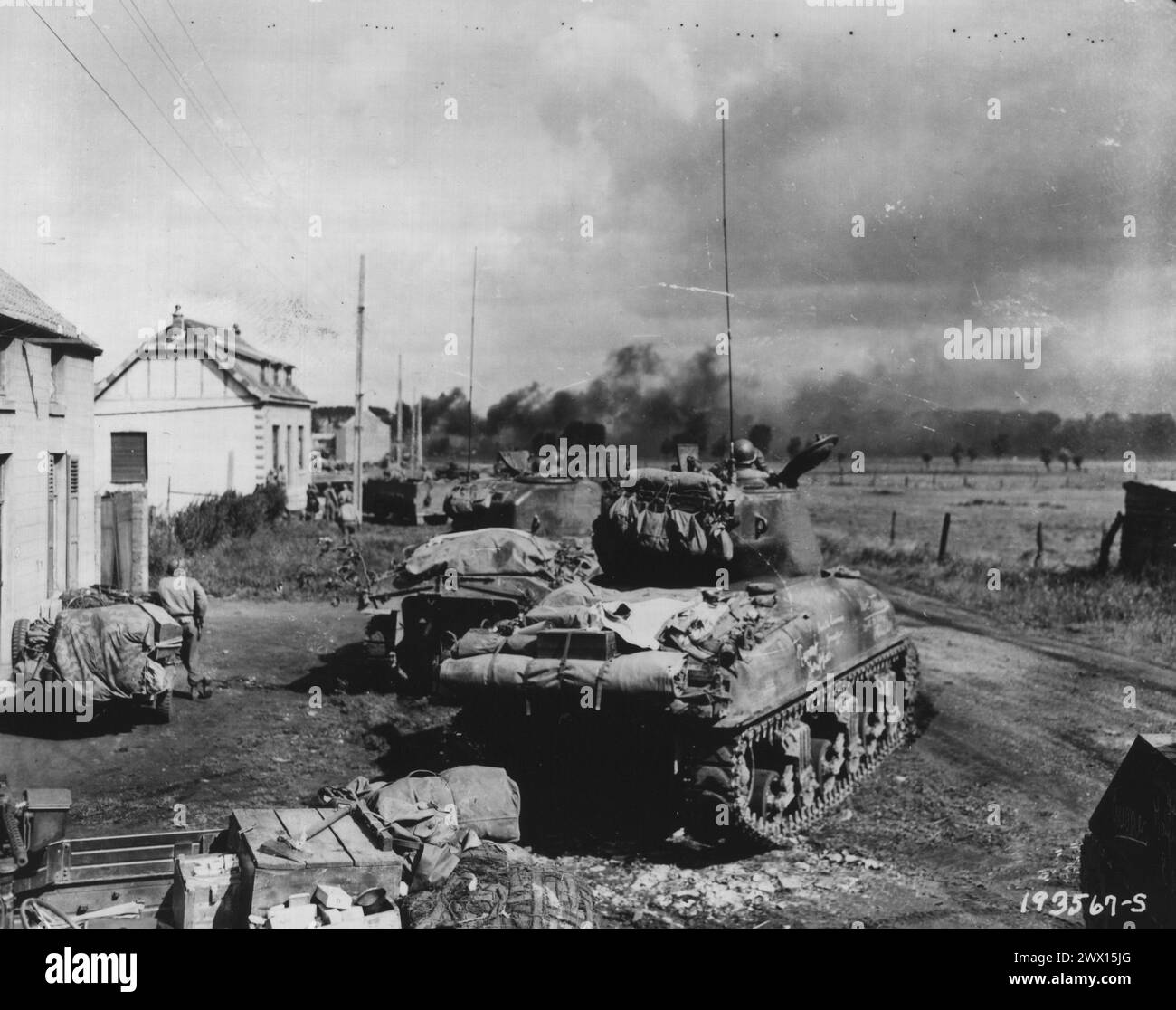 American Armor Fans sind in der Nähe von Gelin, Belgien, um auf die Gefangene deutsche Infanterie Ca zu schießen. September 1944 Stockfoto