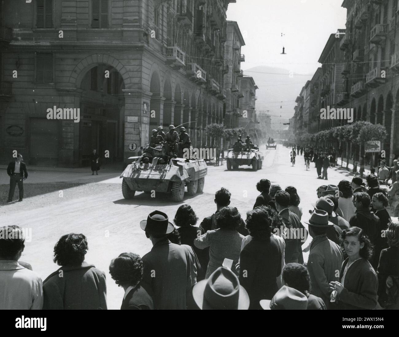 Originalunterschrift: „Der 3. Zug der 92. Kavallerie-Aufklärungstruppe, 92. Division, bewegt sich am Tag ihrer Befreiung durch La Spezia. 5. US-Armee.“ CA. 1945 Stockfoto