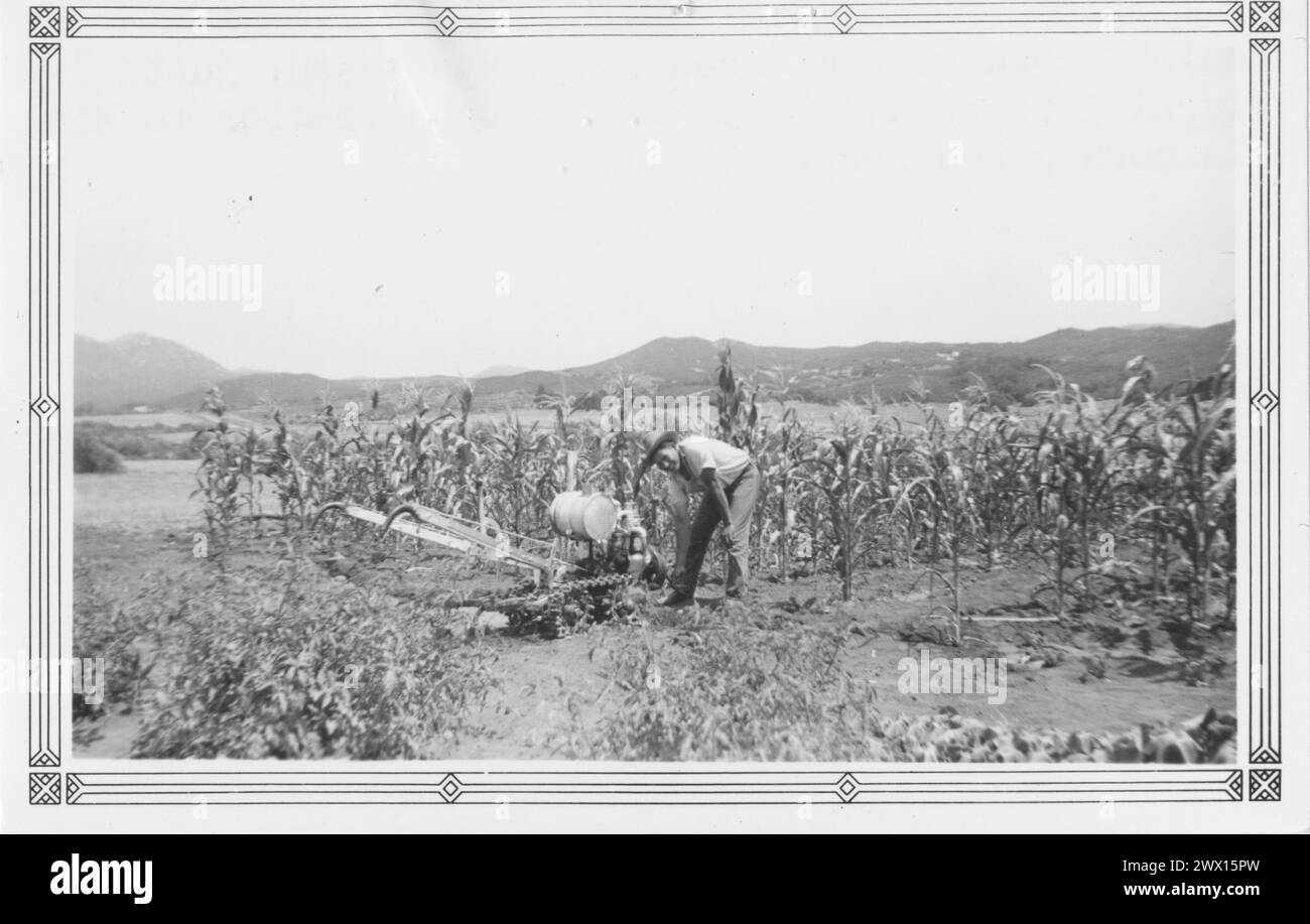 Viejas Band of Kumeyaay Indians: Foto von Adolph Brown aus dem Baron Long Reservation, der seinen 3,5 PS starken Vaughn-Traktor zur Arbeit seines Corn Patch Ca startete. 1936-1942 Stockfoto