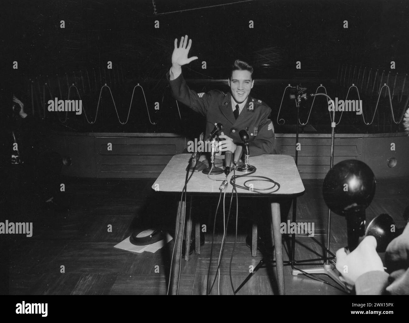 Sgt Elvis A. Presley, 32nd Armored, 3rd Armored Division, Friedberg, in Civilian Life ein Aufnahme- und Filmstar, hält seine letzte Pressekonferenz in Deutschland, bevor er in die USA und Civilian Life zurückkehrt, im engagierten Men’s Club Ray Barracks CA. März 1960 Stockfoto Sgt Elvis A. Presley, 32nd Armored, 3rd Armored Division, Friedberg, in Civilian Life ein Aufnahme- und Filmstar, hält seine letzte Pressekonferenz in Deutschland, bevor er in die USA und Civilian Life zurückkehrt, im engagierten Men’s Club Ray Barracks CA. März 1960 Stockfoto