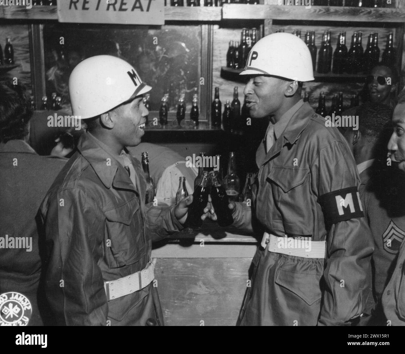 Originalunterschrift: "Sogar die Abgeordneten kommen vorbei, um eine in ihrer neuen Cola Bar des Bataillons "Retreat Club" zu haben. CA. 1945 Stockfoto