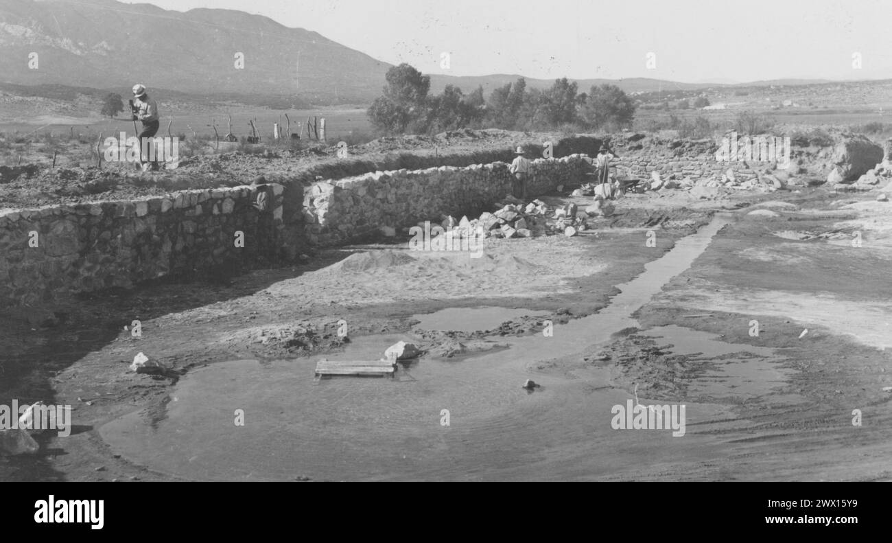 Die Cahuilla Band of Indians in Kalifornien: Foto des Baus eines 500.000 Gallonen Reservoir in Cahuilla - Indian Emergency Conservation Work Program ca. 1936 Stockfoto