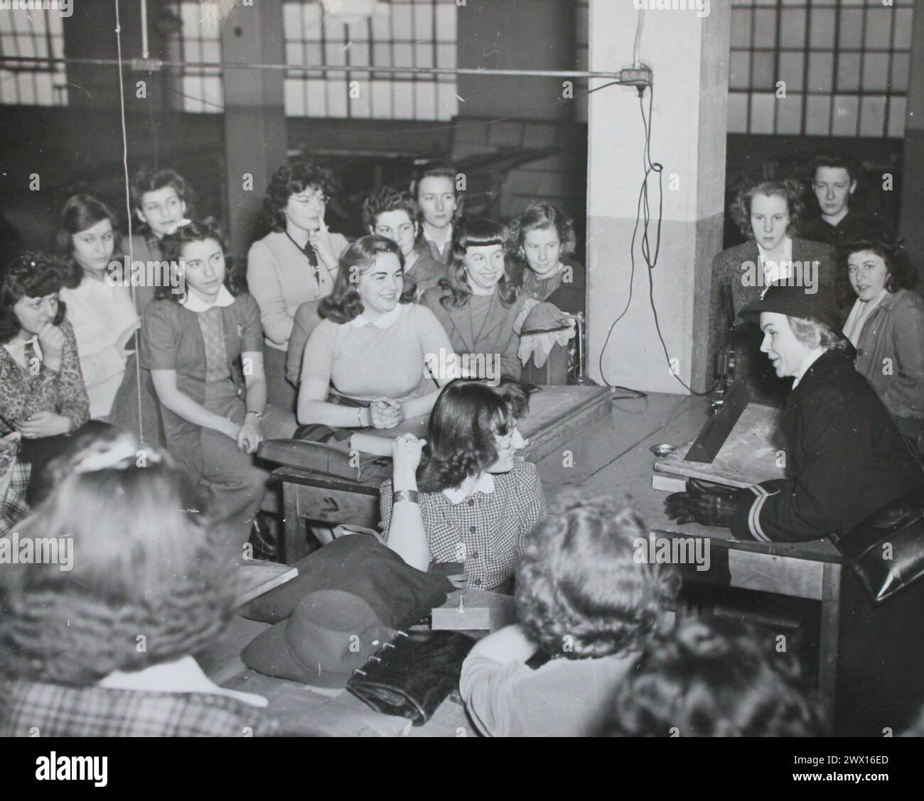 Dieses Foto zeigt eine Gruppe von Arbeitern der nationalen Jugendverwaltung, die mit einem Mitglied der WAVES (Women Accepted for Volunteer Emergency Service) CA. 1942-1943 Stockfoto