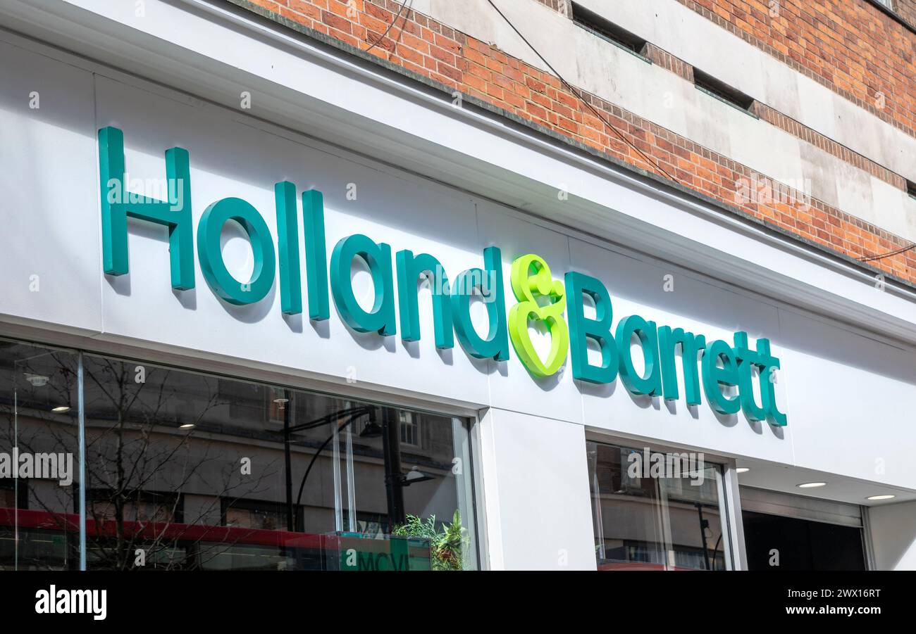 London, UK - 23. März 2024 : Holland und Barrett Ladenfront. Holland & Barrett International Limited ist eine britische multinationale Healt-Kette Stockfoto