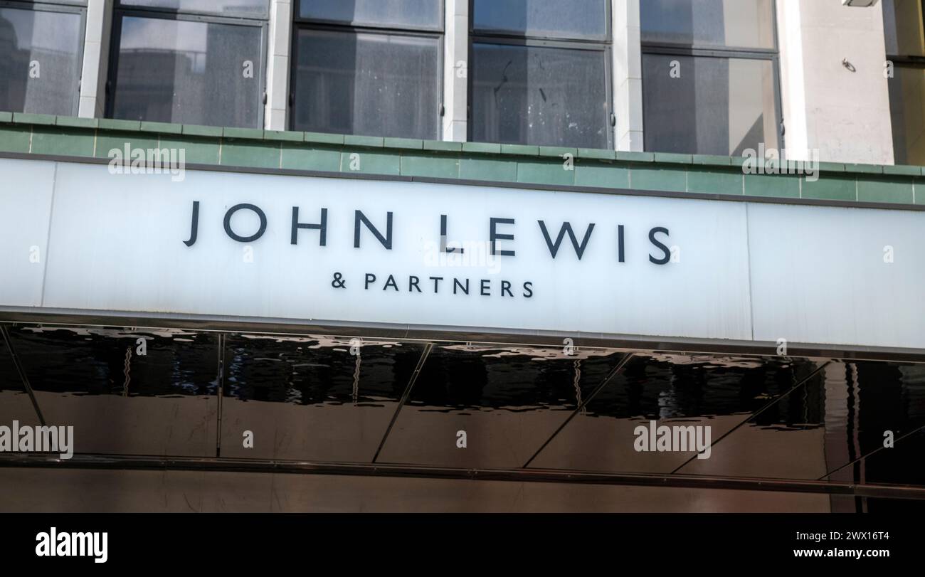 London, UK - 23. März 2024: John Lewis and Partners Storefront Schild in London. UK. John Lewis and Partners ist eine britische High-End-Abteilung Stockfoto