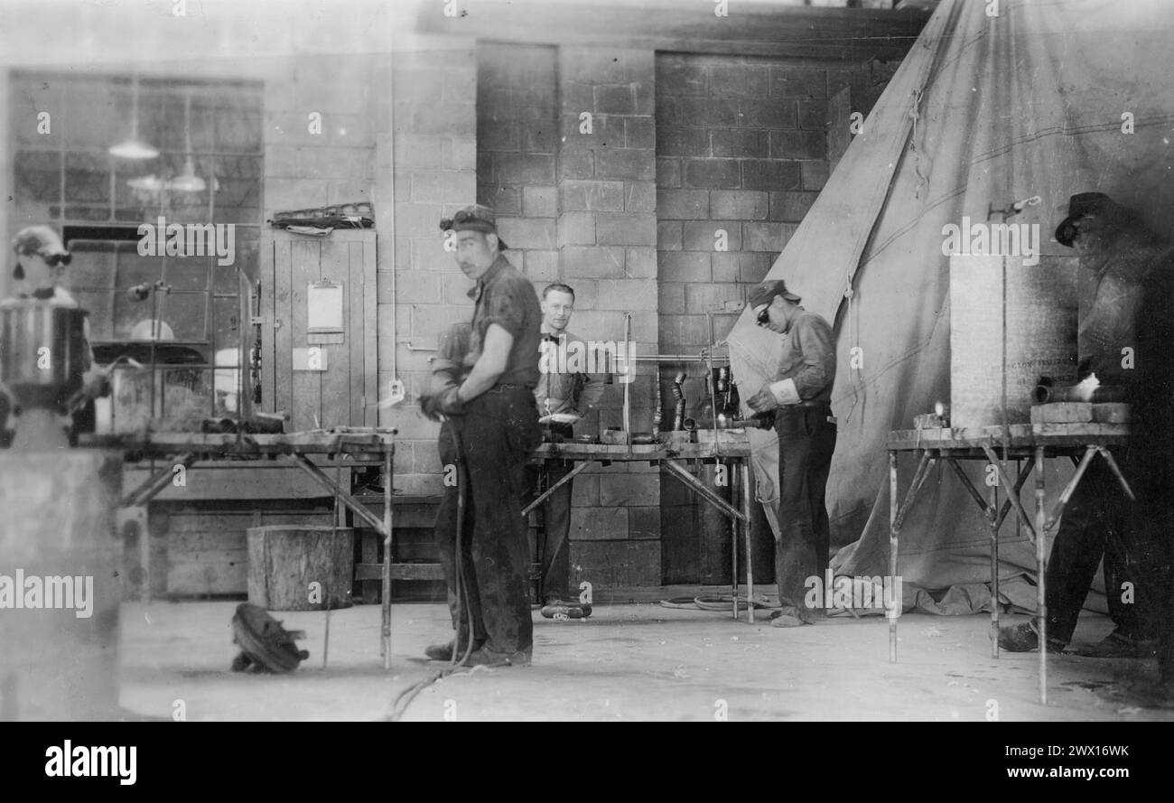 Originalüberschrift: CCC-ID-Arbeiter in der National Defense Training Class auf der Sisseton-Wahpeton Oyate der Lake Traverse Reservation, South Dakota CA. 1936-1942 Stockfoto