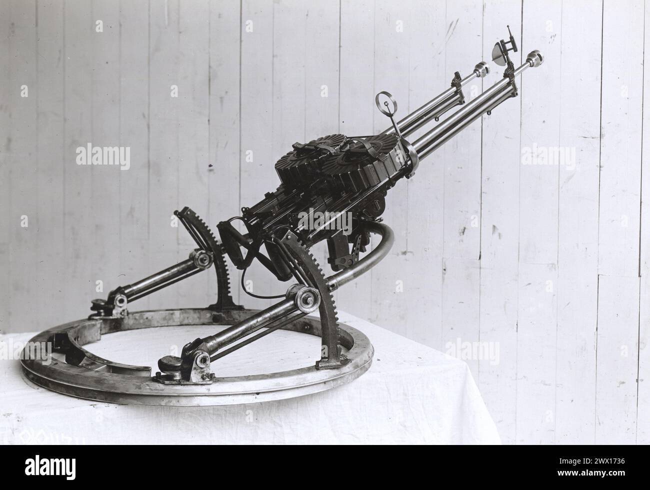Nahaufnahme eines doppelten Lewis-Pistolenjochs. Dieses Joch verbindet zwei Lewis-Maschinengewehre miteinander, sodass sie an die flexible Pistolenhalterung ca. 1918 Stockfoto