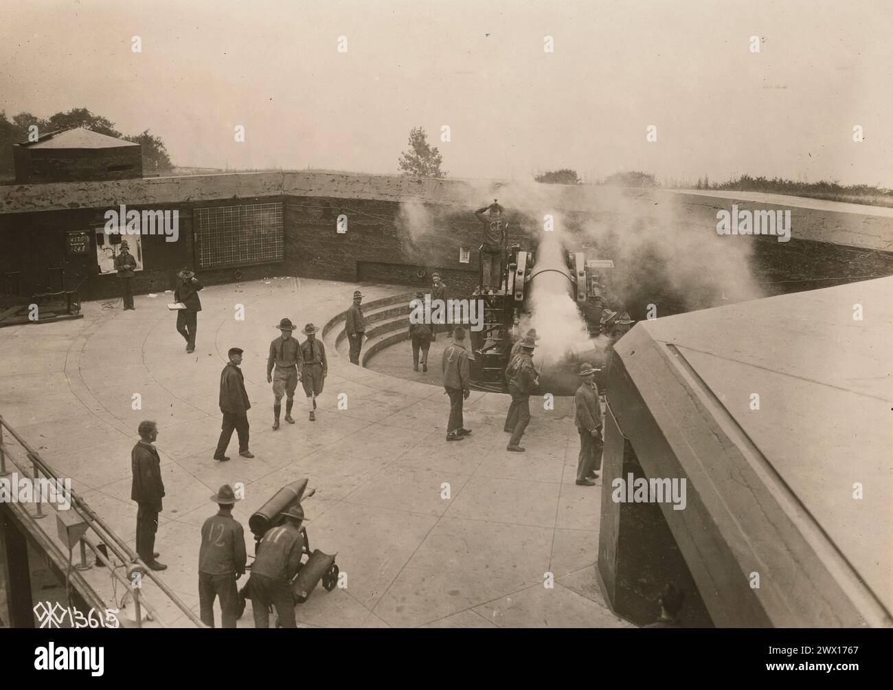 Küstenverteidigungsoperationen, Festung Monroe VA - 10' Kanone nach dem Abfeuern: Breech Open, Rauch austritt noch ca. 1918 Stockfoto