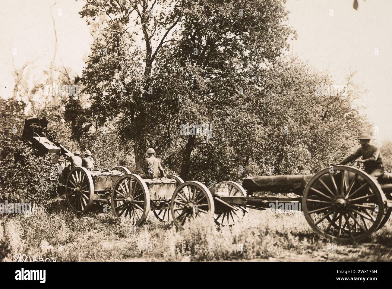 Feuerschule für Feldartillerie, Fort Sill Oklahoma; Traktor schleppt amerikanische 4,7'-Kanone während einer Übung ca. 1918 Stockfoto