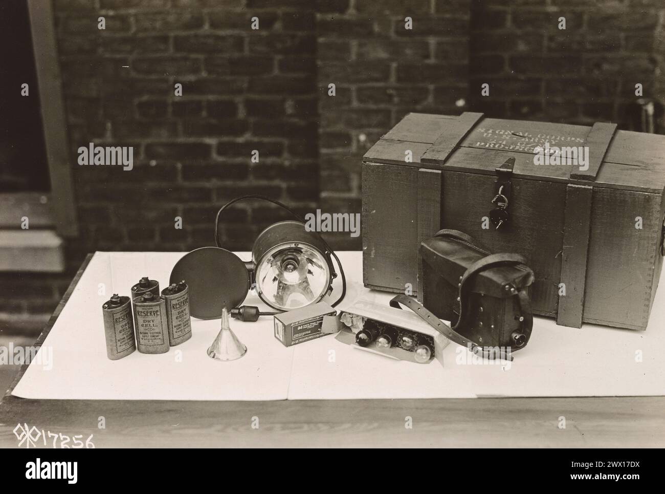 Nahaufnahme eines 14-cm-Feldsignalprojektors mit Batterietasche, zusätzlichen Batterien und Lampen ca. 1918 Stockfoto