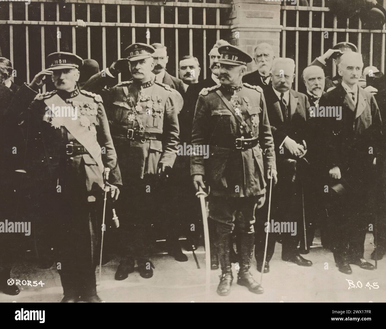 Fotos des Ersten Weltkriegs - General Leman, der Verteidiger von Lüttich und seine Offiziere grüßen ca. 1918 Stockfoto