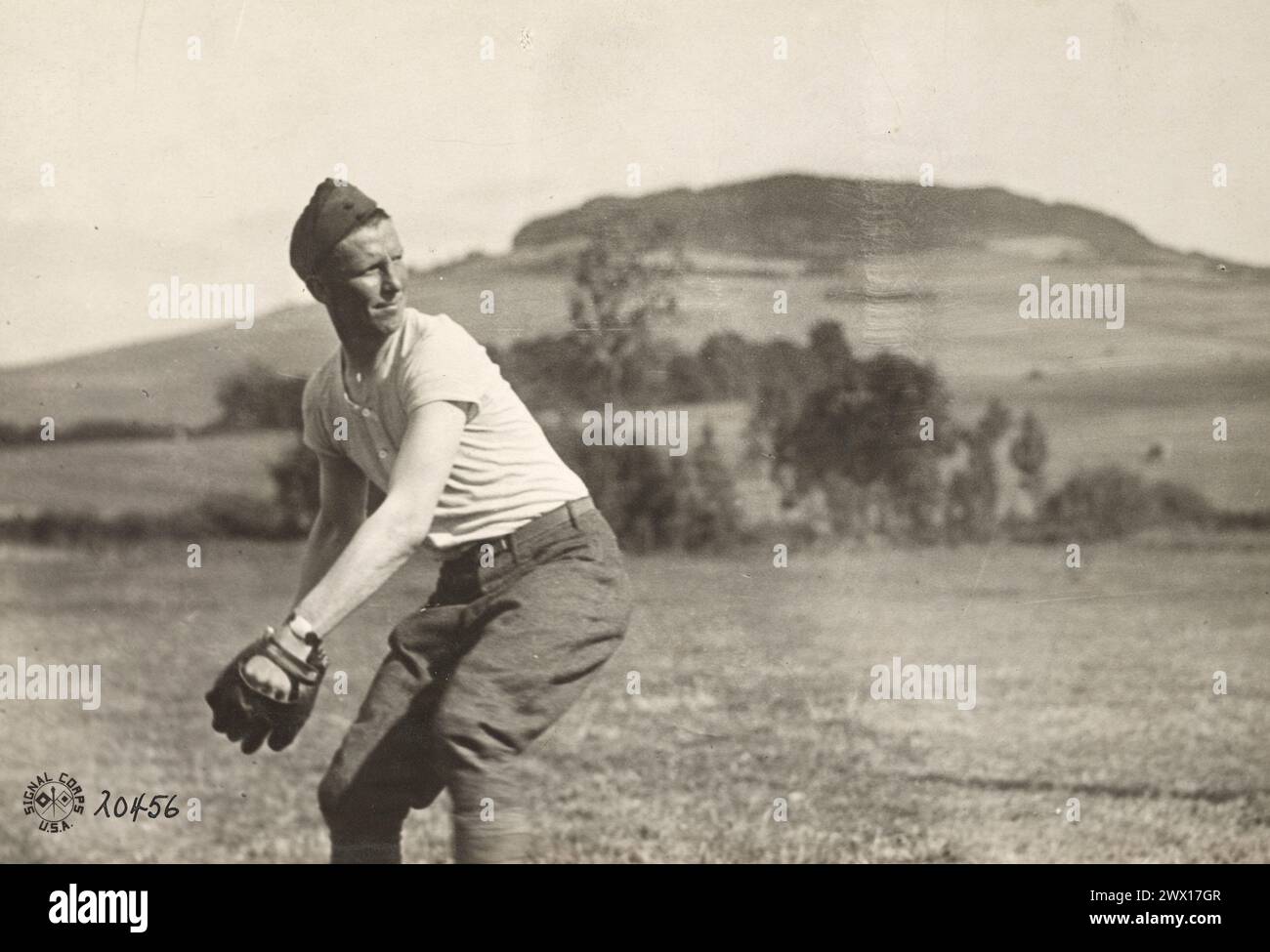 Der heroische Baseballspieler Hank Gowdy, der mit den Boston Braves einen Baseball warf, war der erste professionelle Baseballspieler, der sich für den Ersten Weltkrieg einschrieb und der einzige Spieler, der sich sowohl im Ersten Weltkrieg als auch im Zweiten Weltkrieg einschrieb, hier in der Nähe von Sommercourt France CA. 1918 Stockfoto