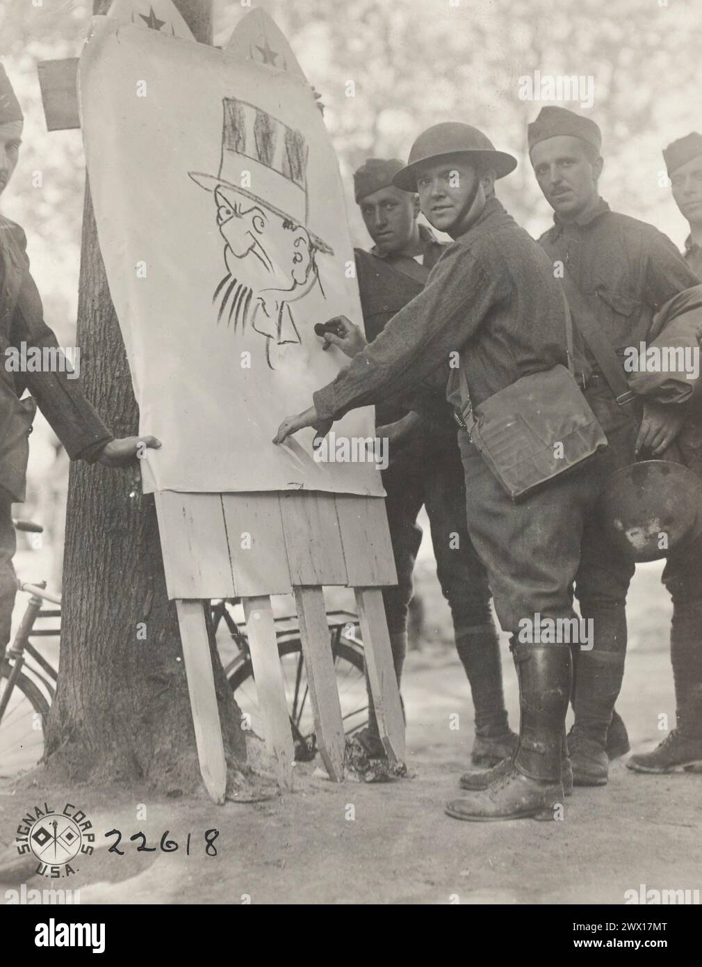 Fotos des Ersten Weltkriegs: Claude Shafer, Cincinnati Post Korrespondent und Karikaturist in Abbeye d Igny Frankreich, unterhielt die Mitglieder der 110. Und 111. Infanterie. Mr. Shafer ist der Schöpfer von Old man Grumpy CA. 1918 Stockfoto