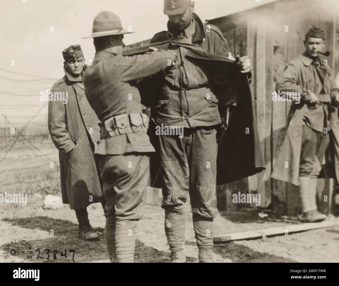 Ein amerikanischer Soldat, der einen ungarischen Gefangenen durchsucht; Souilly German Prison Pen, Frankreich CA. 1918 Stockfoto