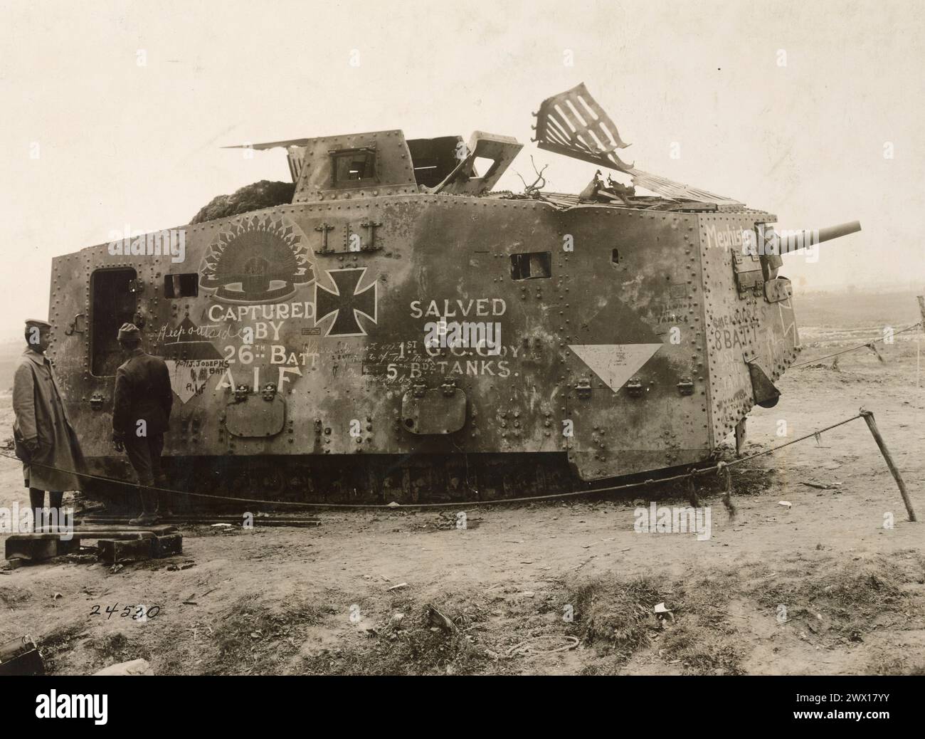 Zwei Soldaten stehen vor einem deutschen Panzer, der am 14. Juli 1918 von australischen Soldaten in Monument Wood CA gefangen genommen wurde. September 1918 Stockfoto
