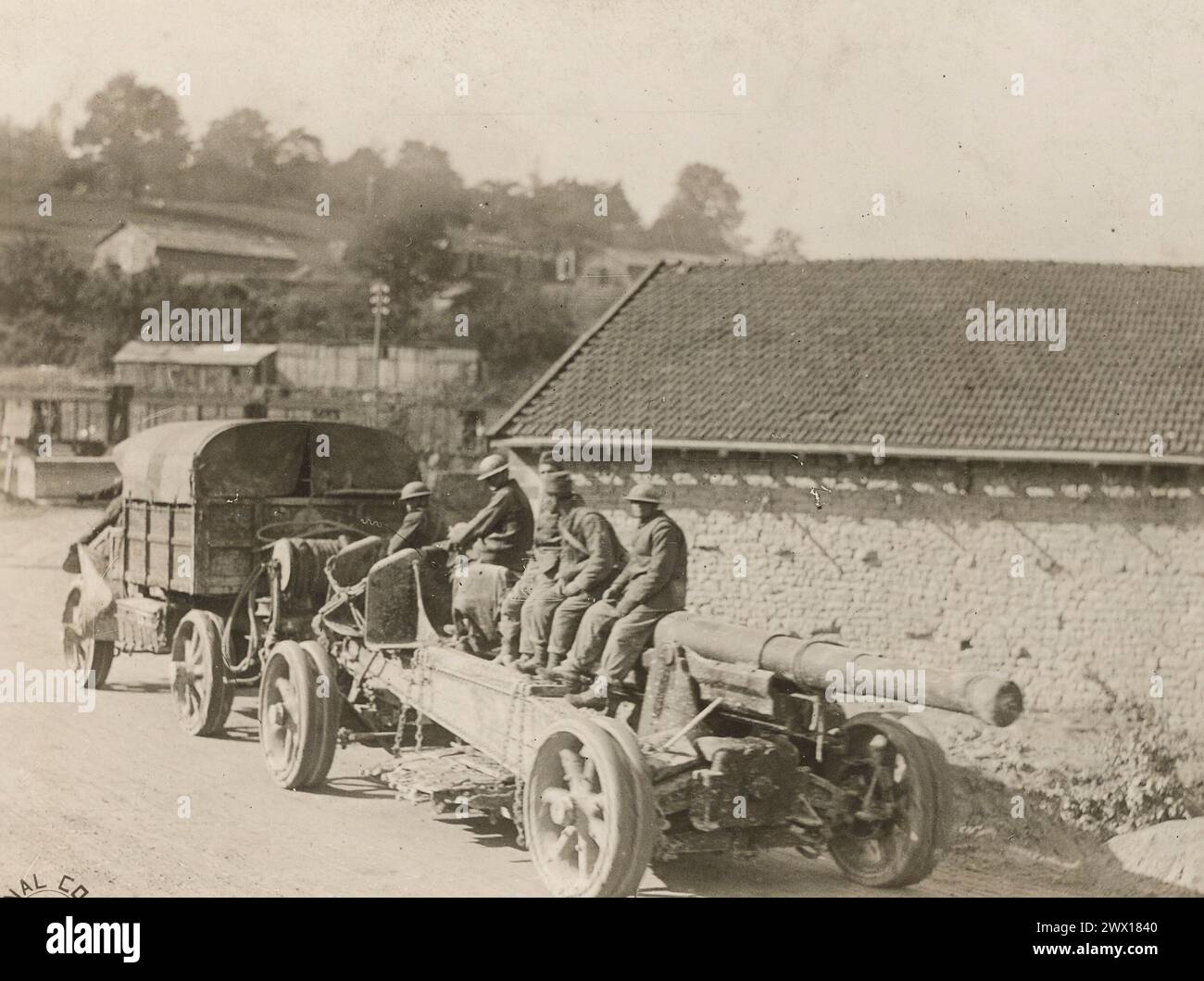 Soldaten bringen eine 155-mm-Waffe, die von Schrapnell getroffen wurde, in die Werkstatt. Diese Kanone und Besatzung sind Teil des 148. Regiments, Feldartillerie, 80. Division (oder möglicherweise 32.), 1. Armeekorps ca. 1918 Stockfoto