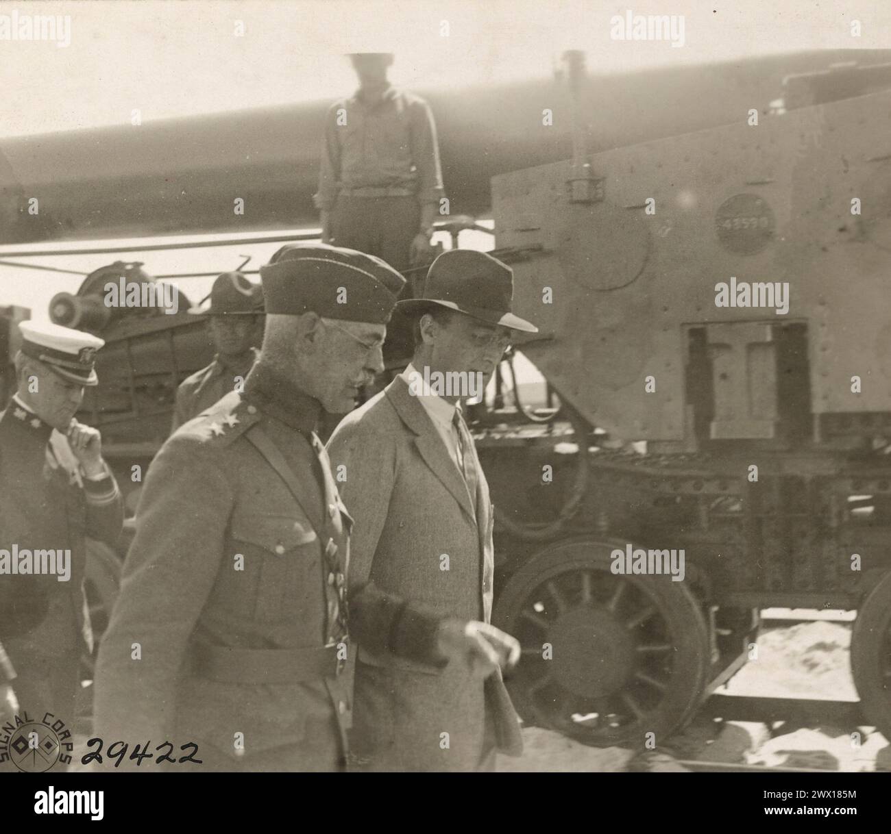 Konteradmiral C.P. Plunkett und stellvertretender Marineminister Franklin D. Roosevelt auf einer Tour und Inspektion der U.S. Naval Railway Battery in Montoir France CA. 1918 Stockfoto