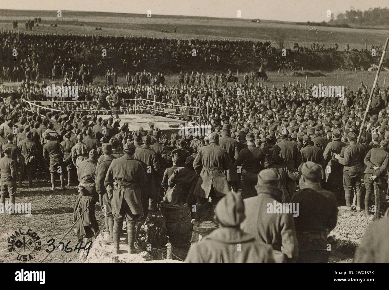 Allgemeine Ansicht des Boxspiels und des großen Publikums auf dem 2. Armeekorps-Feld in der Nähe von Corbie, Somme, Frankreich, CA. 1918 Stockfoto