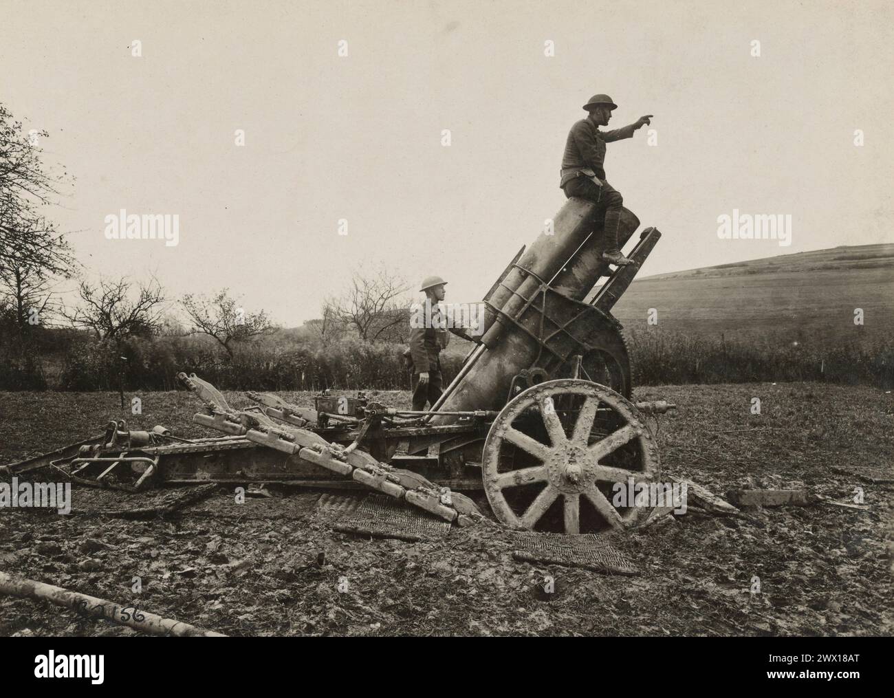 Originalunterschrift: Ein amerikanischer Soldat sitzt auf einer deutschen 210-mm-Haubitze, die von der 80. Division gefangen genommen wurde; in der Nähe von Vaux France ca. 1918 Stockfoto