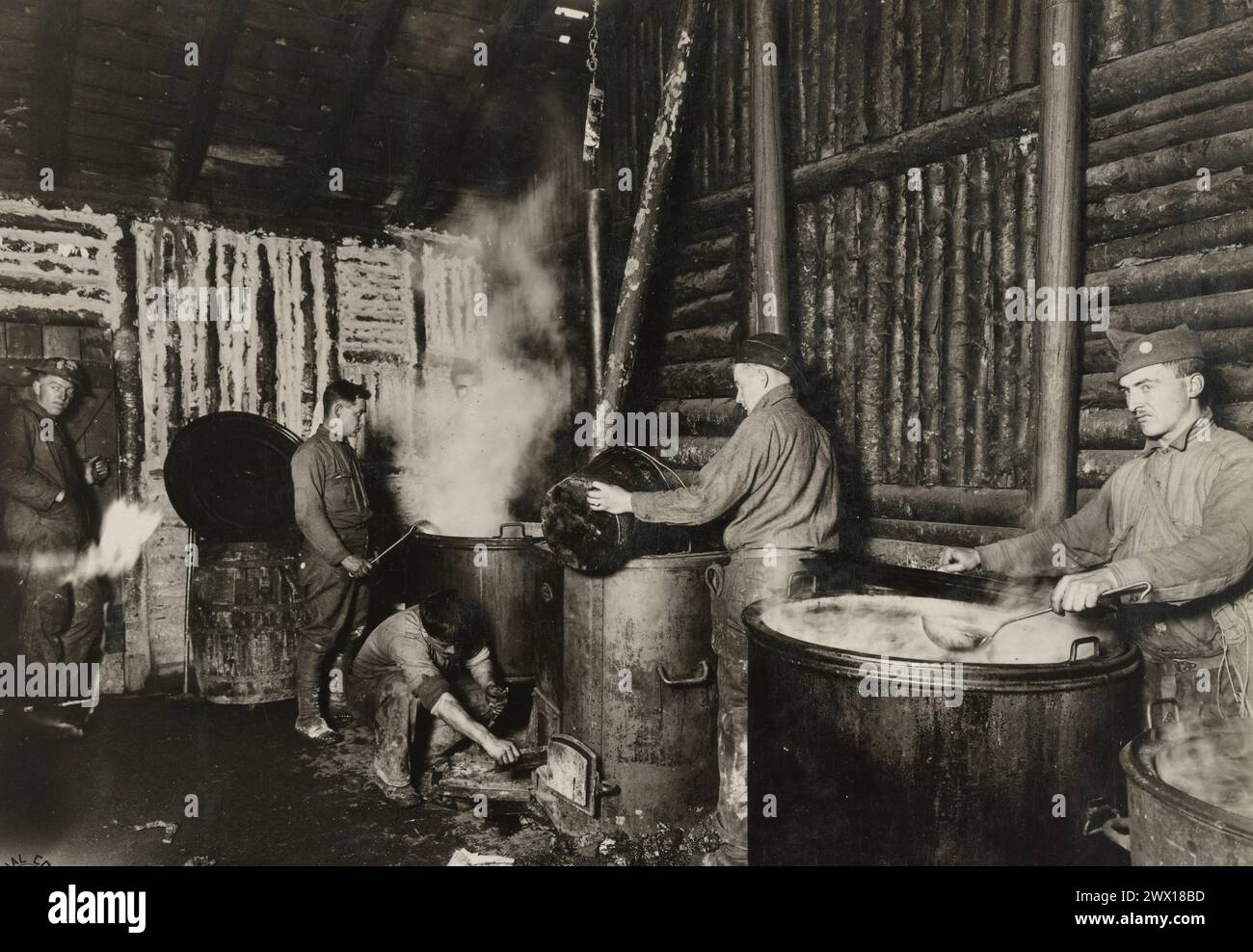 Soldaten arbeiten in einer voll ausgestatteten Küche mit acht einsatzbereiten Kesseln; Vaux, Ardennes, Frankreich ca. 1918 Stockfoto