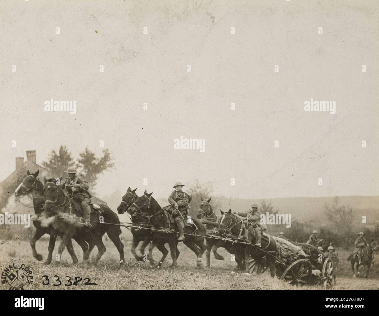 Fotos des Ersten Weltkriegs: Britische Artillerie, die schnell an die Front kommt; Vaux-Andingny, Frankreich ca. 1918 Stockfoto