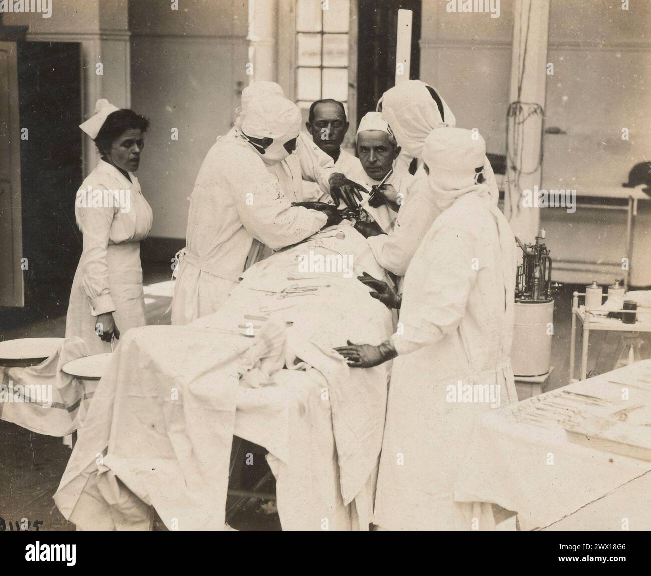 Amerikanisches Rotes Kreuz in Frankreich - Arzt operiert auf einem Soldaten im amerikanischen Militärkrankenhaus Nr. 1 ca. 1917 Stockfoto