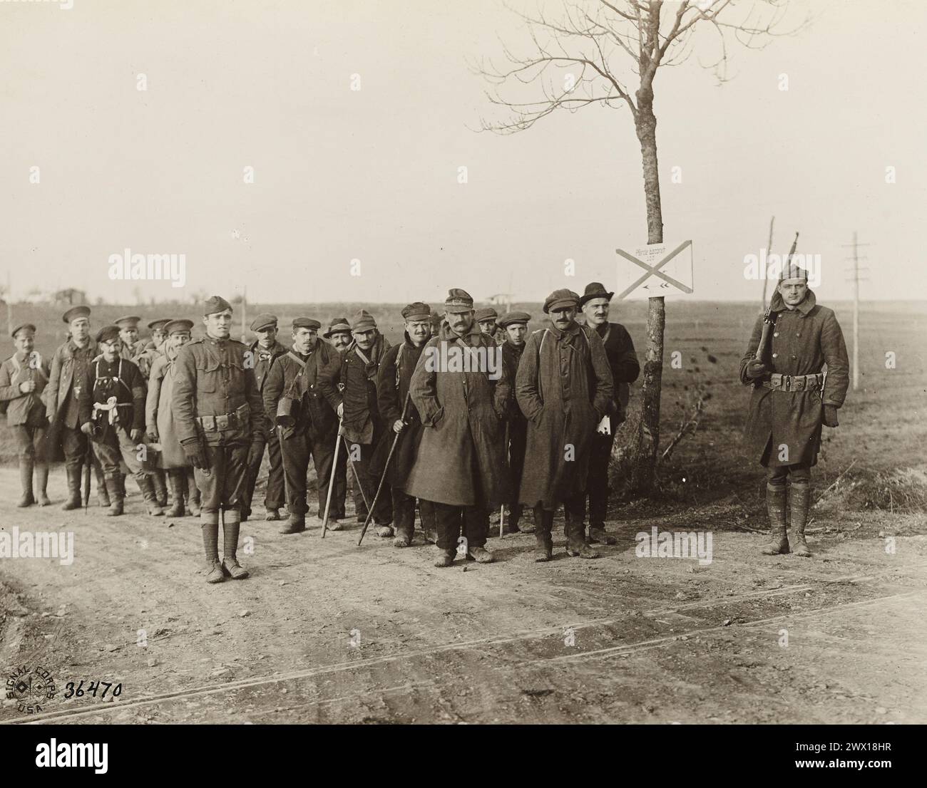 Russische und italienische Kriegsgefangene werden an die Amerikaner an der Front übergeben. Diese Männer waren seit zwei Jahren Gefangene. November 1918 Stockfoto