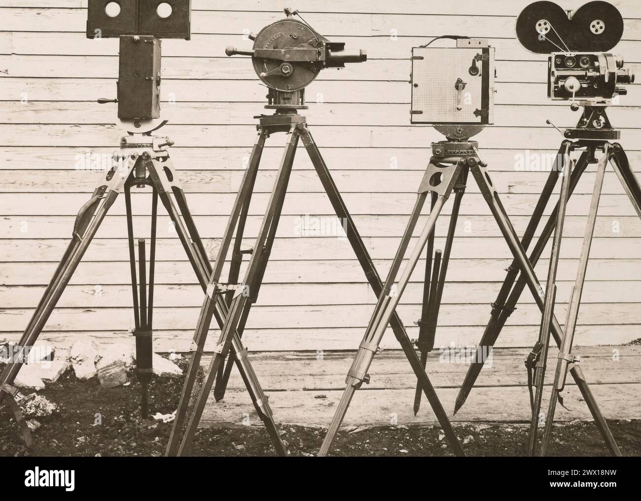 Vier bewegte Bilder, Filmkameras, Pathe-Kamera, Akely-Kamera, Universal-Kamera, Bell und Howell Kamera ca. 1919 Stockfoto
