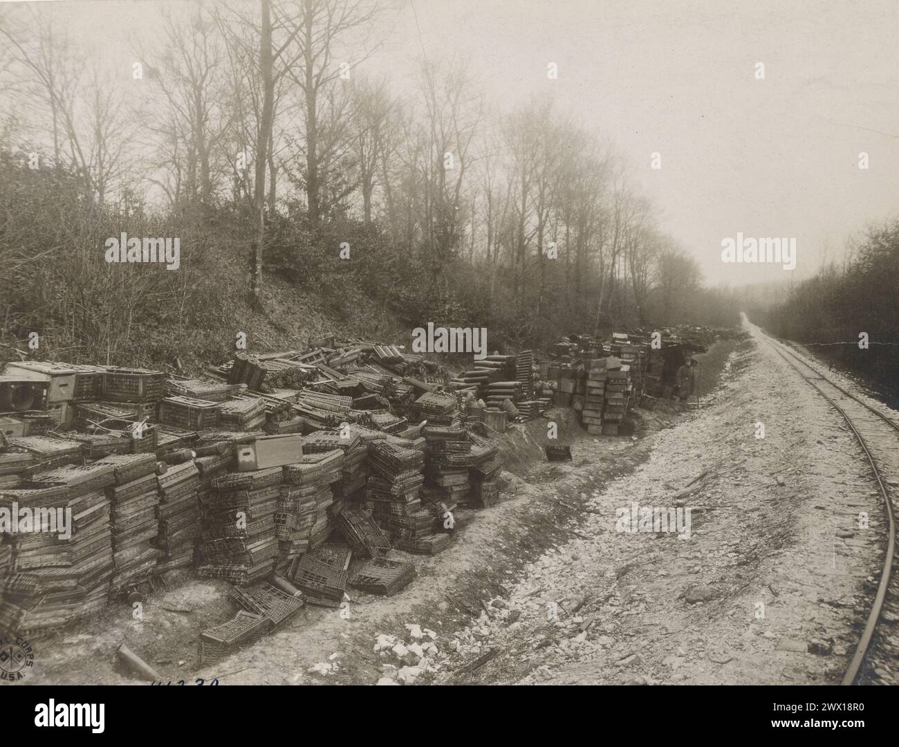 Fotos des Ersten Weltkriegs: Deutsche Munition entlang einer Eisenbahnstrecke. Munitionsrückgewinnungsdepot Nr. 1 in der Nähe von Mauvages, Maas, Frankreich CA. 1918 Stockfoto