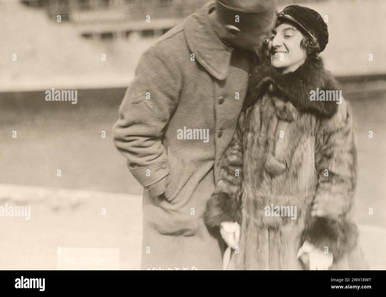 Ein Soldat aus der 27. Dvision kam auf der S.S. Plattsburg nach Hause zurück und küsst seine Frau, nachdem er das Schiff verlassen hatte. 1919 Stockfoto