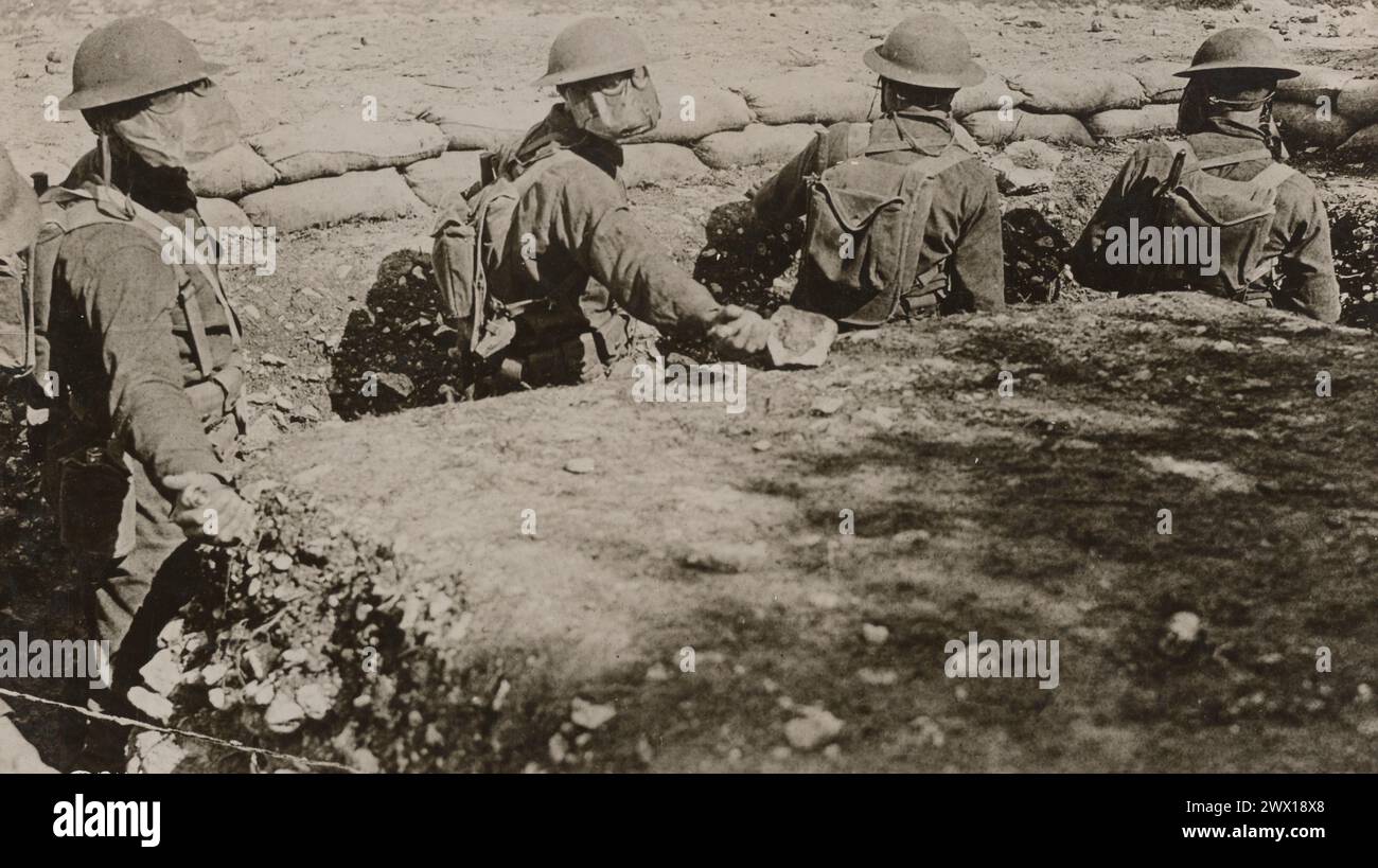 Gasmasken - diese amerikanischen Marines in Frankreich sind bereit, die Gräben zu betreten, die mit Gasmasken und Stahlhelmen ausgestattet sind. 1918 Stockfoto