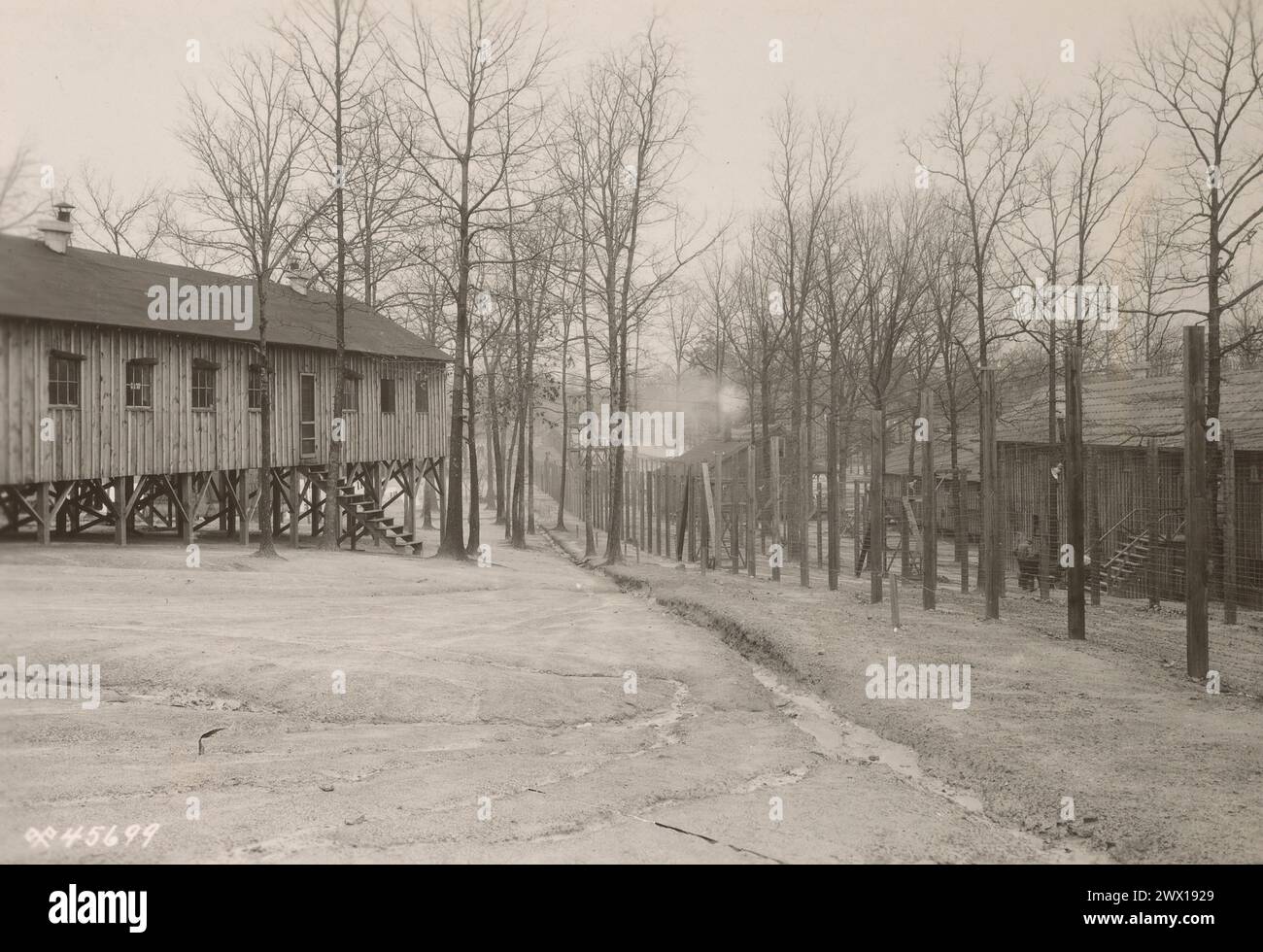 KRIEGSGEFÄNGNISKASERNE Nr. 1, Fort McPherson, Ga Innenansicht des Teils der Stockade. Das Gebäude auf der linken Seite ist ein Teil des Gefängniskrankenhauses; das Gebäude auf der rechten Seite befindet sich die Werkstatt für Gefangene des Krieges ca. 1918-1919 Stockfoto