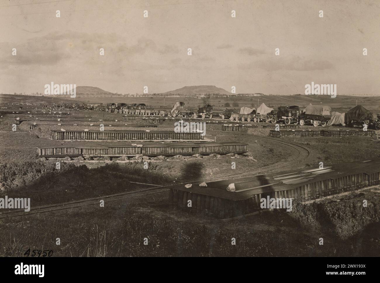 Allgemeine Ansicht der Artilleriegeschosse, Reihen von 155 mm Geschossen, 90 mm Geschosse, Artilleriemunition Dump, 2. Armee Dongermain (Toul Sektor) Meurthe et Mosselle ca. 1919 Stockfoto
